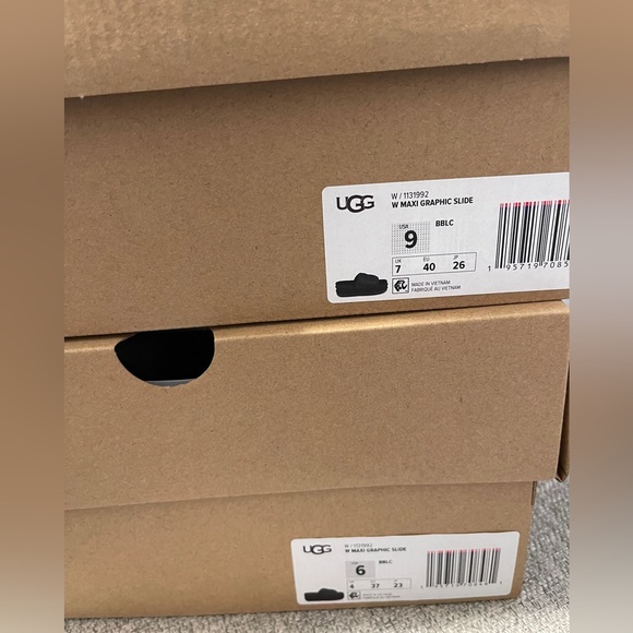 UGG Maxi Slide Logo Platform Puffer Sandals -Black -Women’s- NEW - Picture 6 of 7